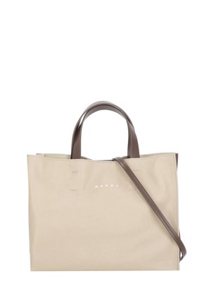 Borsa tote in pelle beige con manici e tracolla marrone scuro, piccolo logo "Marni" argentato al centro davanti.