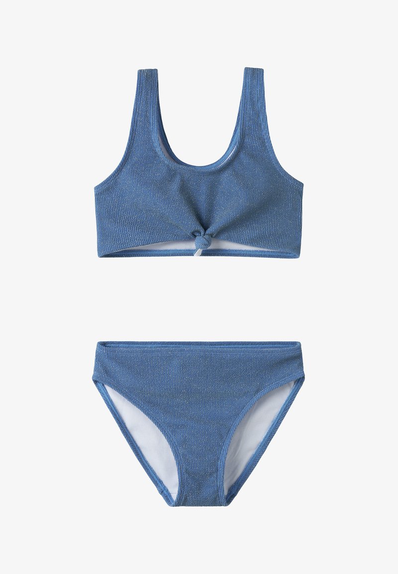 Maillot de bain deux pièces bleu texturé avec un haut à encolure dégagée noué et un bas de bikini taille haute assorti sur fond blanc.