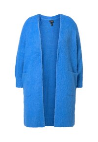 Blaues flauschiges Strickcardigan mit lockerer Passform, offenem Vorderteil, zwei seitlichen Taschen und Dreiviertelärmeln. Weicher Stoff und gestricktes Material.