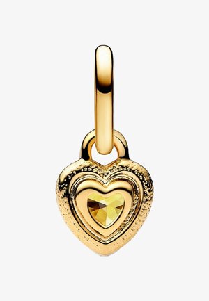 Ciondolo a forma di cuore in oro con una pietra preziosa gialla al centro. Superfici lisce e testurizzate con un design a cuori sovrapposti.