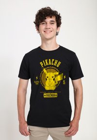 Schwarzes T-Shirt mit einem gelben Pikachu-Graphic, beschriftet mit "Elektro-Typ" und "Nr. 025", das lebendige Farben und kühne Designelemente zeigt.