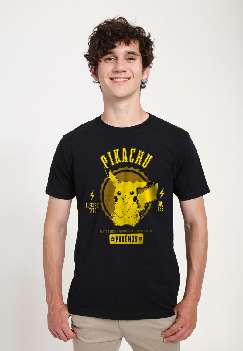 Schwarzes T-Shirt mit einem gelben Pikachu-Graphic, beschriftet mit "Elektro-Typ" und "Nr. 025", das lebendige Farben und kühne Designelemente zeigt.