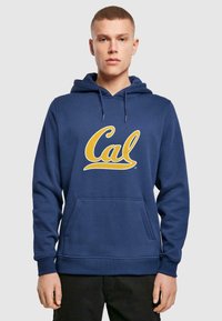 Marineblaue Kapuzenjacke aus weichem Stoff, mit einer vorderen Tasche, Kordelzugkapuze und großem gelbem "Cal"-Logo, das auf der Vorderseite gedruckt ist.