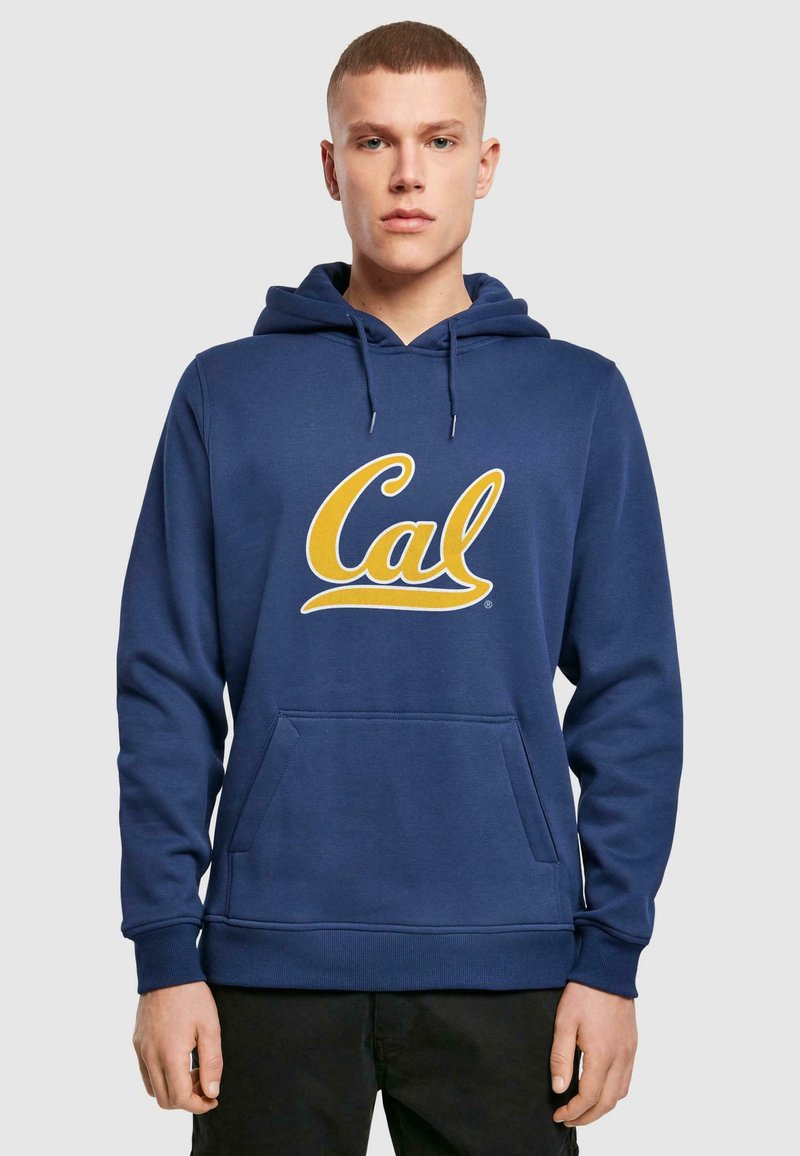 Marineblaue Kapuzenjacke aus weichem Stoff, mit einer vorderen Tasche, Kordelzugkapuze und großem gelbem "Cal"-Logo, das auf der Vorderseite gedruckt ist.