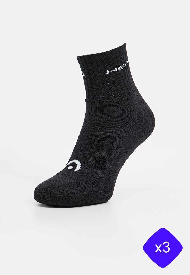 Schwarze Knöchelsocken mit geripptem Saum, aus einem Baumwollmischmaterial, mit einem weißen Logo-Akzent. Verkauft im Dreierpack.