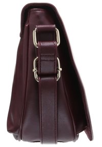 Borsa in pelle bordeaux con design strutturato, vista laterale, tracolla regolabile e dettagli in metallo argentato.
