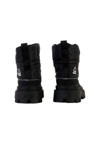 Botas de invierno negras y acolchadas con parte superior de nylon texturizado, suela de goma, tirador trasero y parche con logo lateral. Diseño de puntera redondeada ligeramente elevada.