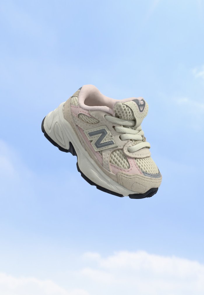 New Balance 2010 UNISEX - Baby shoes - turtledove/shell pink