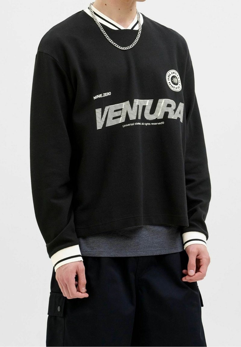 Felpa nera a maniche lunghe con texture a coste, colletto a righe bianche a contrasto, grafica audace "VENTURA" e vestibilità rilassata.