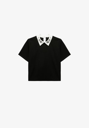 Top nero a maniche corte con colletto bianco decorato e chiusura a occhiello sulla schiena. Tessuto morbido, vestibilità comoda.