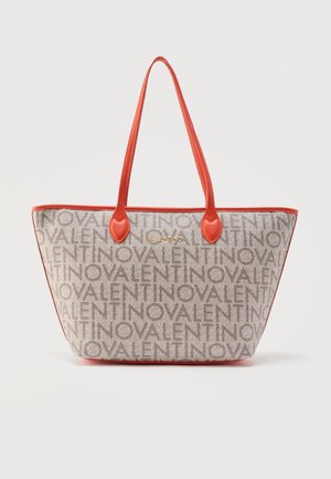 Sac fourre-tout beige avec un motif répétitif de texte "VALENTINO", bordure orange et double bandoulière orange.