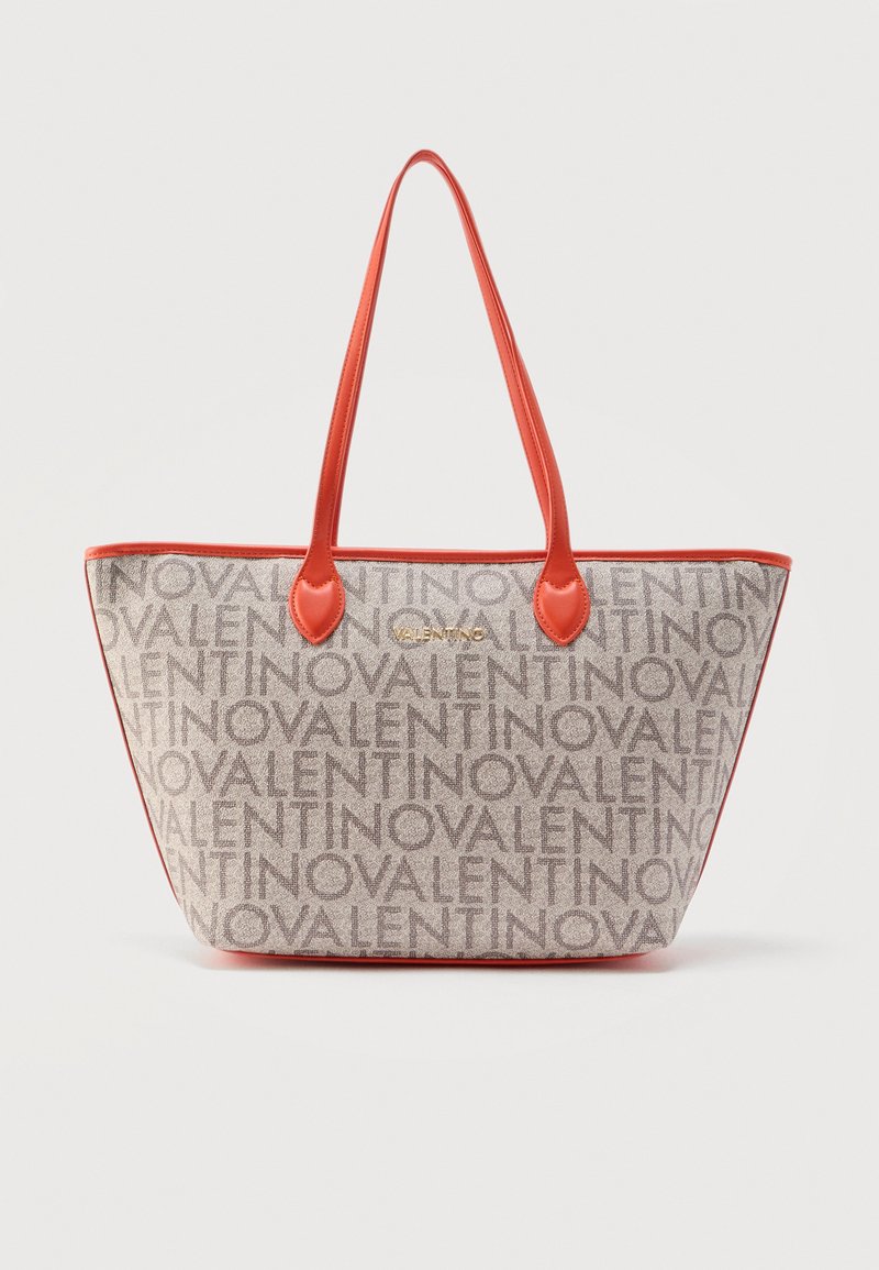 Μπεζ τσάντα ώμου με επαναλαμβανόμενο μοτίβο κειμένου «VALENTINO», πορτοκαλί περιθώριο και διπλούς πορτοκαλί ιμάντες ώμου.