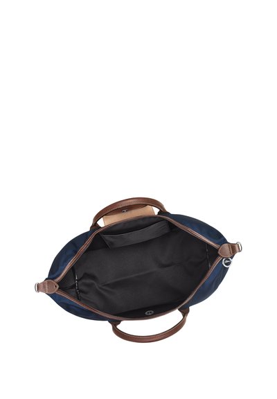 Marineblaue Tasche mit braunen Ledergriffen, einem schwarzen Innenraum und einer einzelnen Innentasche zur Aufbewahrung. Glatte Textur, runder Boden mit weit geöffnetem Eingang.