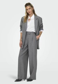 ONLY LINDA GERADE GESCHNITTEN - Hlače - medium grey melange