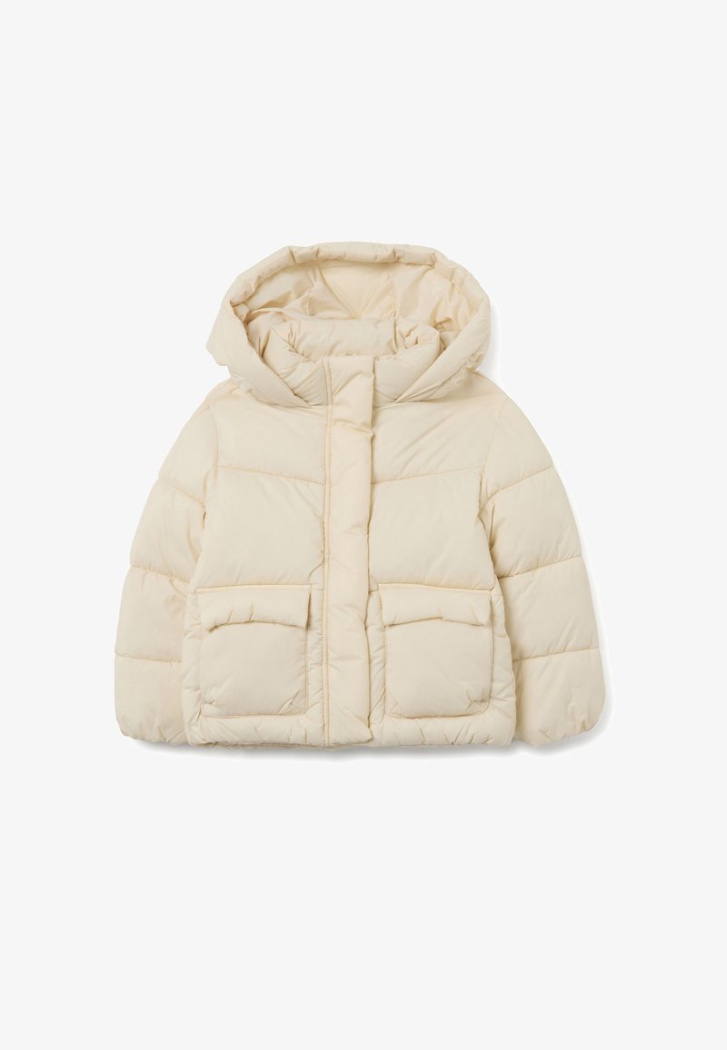 Beige pufferjack met een capuchon, met een gequilt ontwerp, twee grote voorzakken en een ritssluiting aan de voorkant. Zachte textuur.