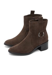 Ruske nubuk ankle boots med spidse tæer, sidelukning, dekorativ metallic ring detalje og en moderat blokhæls.