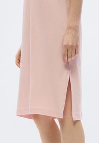 Ροζ βαμβακερό φόρεμα με μικρές σχισμές στα πλαϊνά, λείο ύφασμα και άνετη εφαρμο γή, που τελειώνει λίγο πάνω από το γόνατο.