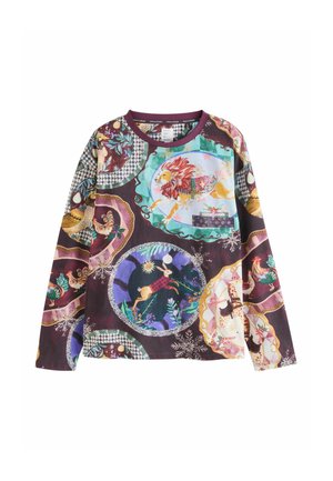 Tamsiai raudonos ilgos rankovės marškiniai su spalvingu, raštuotu dizainu, kuriame pavaizduoti gyvūnai ir gėlių motyvai, pagaminti iš minkštos, tekstūruotos medžiagos.