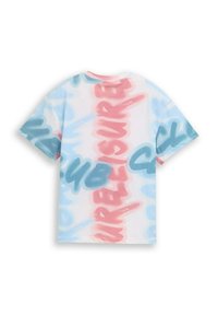 Nadrozmerné bavlnené tričko s pastelovým dizajnom, obsahujúce modré a ružové abstraktné textové vzory na bielom pozadí.