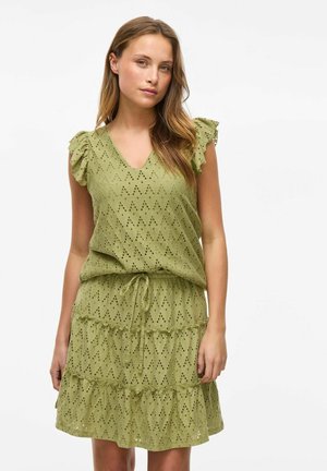 Vestido verde oliva con escote en V, mangas con volantes y falda en capas, confeccionado con tela de ojal con patrones de diamantes y cintura ajustable.