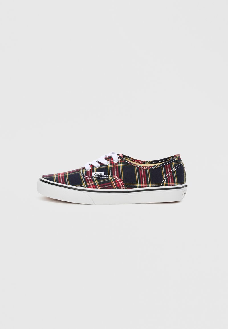 Adidași din pânză în carouri negre și roșii, cu șireturi albe și talpă din cauciuc. Design cu profil redus, prezentând un cusut contrastant și detalii cu logo.