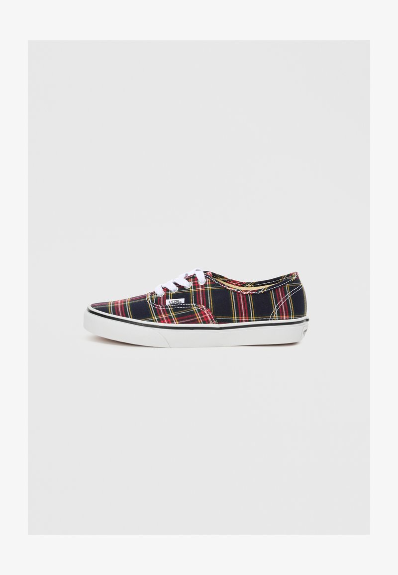 Adidași din pânză în carouri negre și roșii, cu șireturi albe și talpă din cauciuc. Design cu profil redus, prezentând un cusut contrastant și detalii cu logo.