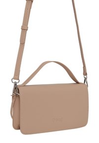 Borsa a tracolla beige di forma rettangolare, realizzata in materiale durevole. Presenta una maniglia superiore, una tracolla regolabile e un marchio discreto.