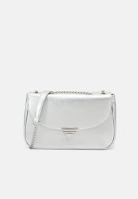 Borsa a mano metallica argento con un accento metallico triangolare, una tracolla a catena e una texture liscia. Presenta bordi arrotondati e una chiusura a patta.