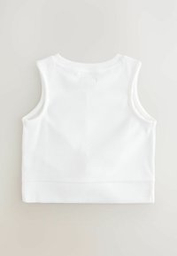 Hvid ribbet tanktop med brede skulderstropper og en tætsiddende pasform, med en flad kant i taljen. Blød stofstruktur.