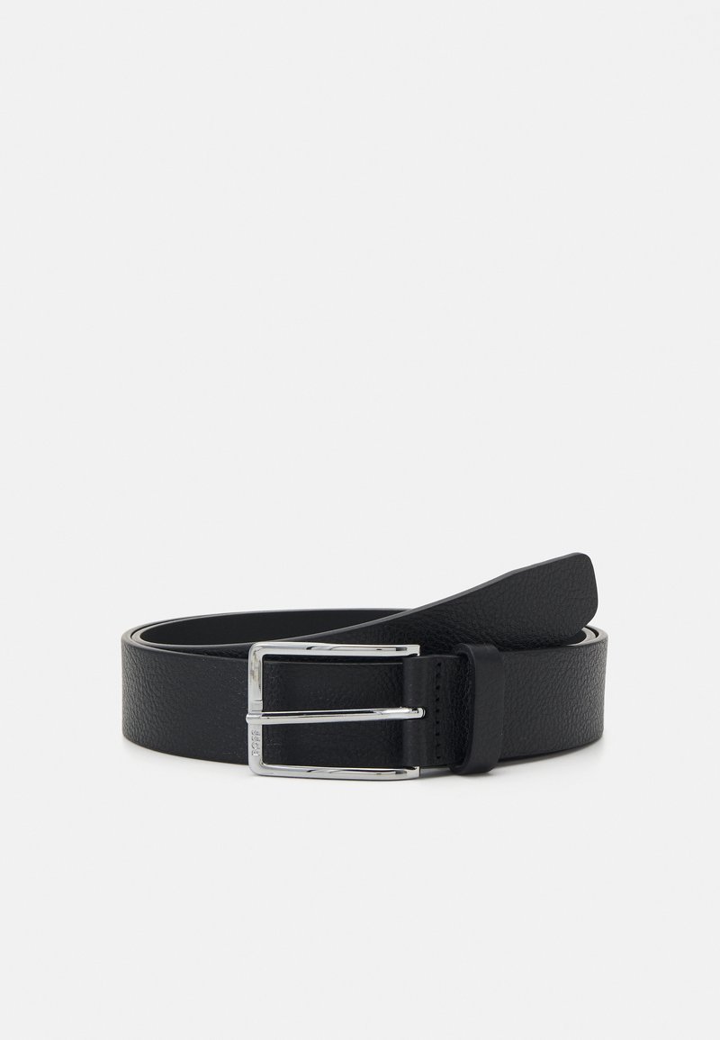 Ceinture en cuir noir avec une finition texturée, dotée d'une boucle en métal argenté et d'une sangle lisse. Design épuré avec un look classique.