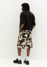 PULL&BEAR COW PRINT - Šortky - brown
