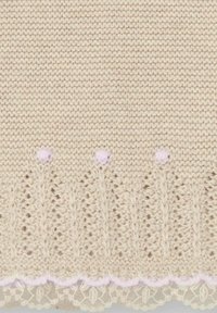 Tessuto a maglia beige con un motivo testurizzato, caratterizzato da delicati accenti rosa e un bordo in pizzo a forma di conchiglia sulla parte inferiore.