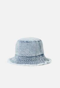 Világoskék farmer kalap, rojtos szélekkel és kockás mintás pánttal. Puha tapintású, henger alakú és laza dizájn.