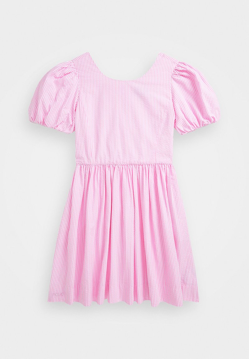 Rožinė dryžuota suknelė su pūstomis rankovėmis, kvadratiniu iškirpimu ir suknele su raukiniais. Pagaminta iš lengvos medžiagos su lygia tekstūra.