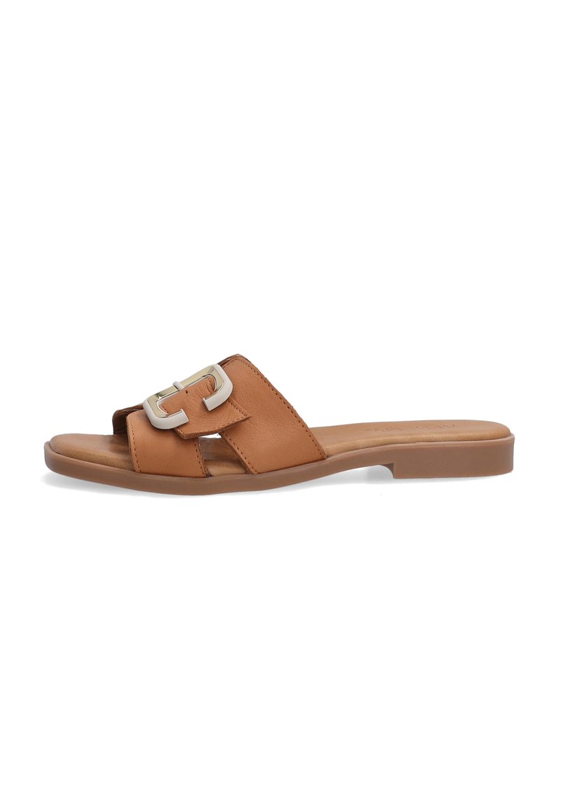 Tan læder slidesandal med to brede stropper og en spænde-accent. Flad sål, åben tå design, glat tekstur. Casual stil.