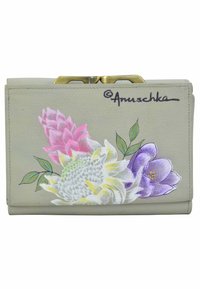 Grijze leren portemonnee met bloemenpatronen in roze, paars en wit. Voorzien van een gouden sluiting en een handtekening in de rechterbovenhoek.