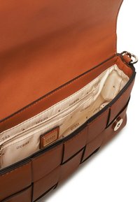Sac en simili cuir marron avec un extérieur tissé, doté d'un intérieur uni avec doublure crème et d'une étiquette de marque. Comprend des poches zippées.
