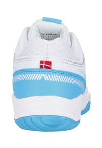 Valkoiset urheilukengät sinisillä yksityiskohdilla, hengittävä verkkopäällinen, pehmustettu kaulus ja pieni punavalkoinen lipputieto takana.