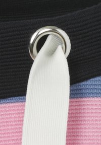 Gestreepte stof met segmenten in marineblauw, blauw, roze en wit. Een zilveren ring houdt een witte trekkoord vast, wat extra detail aan het ontwerp toevoegt.