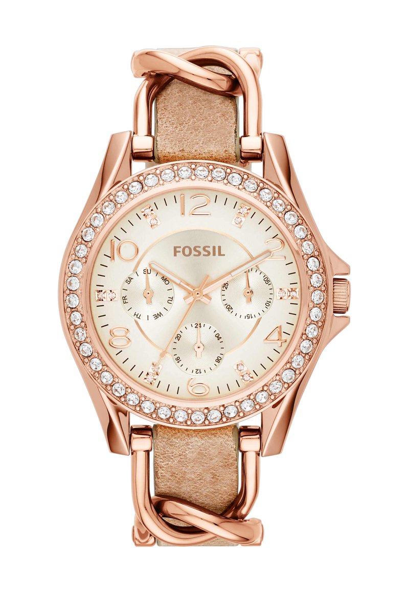 Montre rose dorée avec mouvement à quartz, cadran crème, trois sous-cadrans et lunette en cristal. Elle possède un bracelet en cuir beige avec un design torsadé.