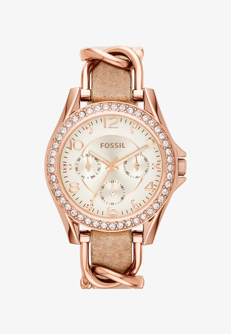 Reloj de oro rosa con movimiento de cuarzo, esfera crema, tres subesferas y bisel de cristal. Presenta una correa de cuero beige con un diseño retorcido.