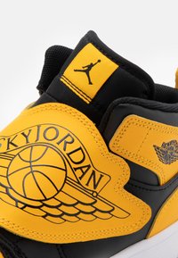 Jordan SKY JORDAN 1 - Sapatilhas de cano alto - black/university gold/white