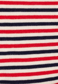 Strickstoff mit abwechselnden horizontalen Streifen in Rot, Marineblau und Creme. Die Textur ist glatt mit leichtem Stretch.
