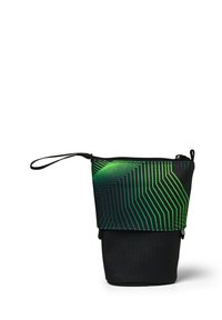 Kompakte schwarze Tasche mit einem geometrischen grünen Muster, ausgestattet mit einem Reißverschluss und einem Handgelenkband für einfachen Transport.