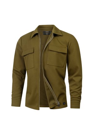 Veste zippée vert olive avec un col, deux poches poitrine, texture côtelée et tissu texturé. Elle dispose d'une fermeture éclair sur le côté et d'une étiquette de logo.