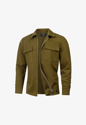 Veste zippée vert olive avec un col, deux poches poitrine, texture côtelée et tissu texturé. Elle dispose d'une fermeture éclair sur le côté et d'une étiquette de logo.