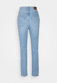 Ljusblå denimjeans med hög midja, rak benform och två bakfickor. Inkluderar en brun läderlapp vid midjan.