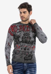 Graues Langarm-T-Shirt mit grafischem Druck, der rote und schwarze Schriftzüge, ein Motorraddesign und Spritzer-Muster zeigt, aus weichem Stoff gefertigt.