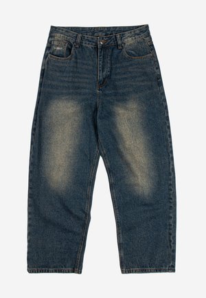 Σκούρα μπλε τζιν από denim με ξεθωριασμένες περιοχές στους μηρούς, σχεδιασμό με πέντε τσέπες, κούμπωμα με κουμπί και ορατή ετικέτα μάρκας στην εμπρόσθια δεξιά τσέπη.