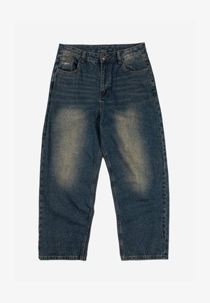 Mørkeblå denimjeans med falmede partier på lårene, femlommers design, knappestenging og synlig merkeetikett på høyre fremre lomme.